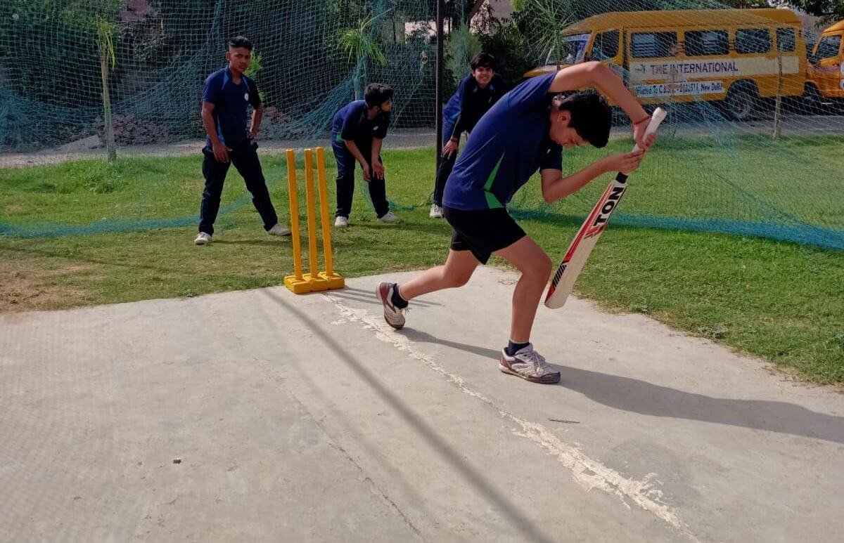 About 8 Agra-school-students-playing-crickate-in-tisa-ground